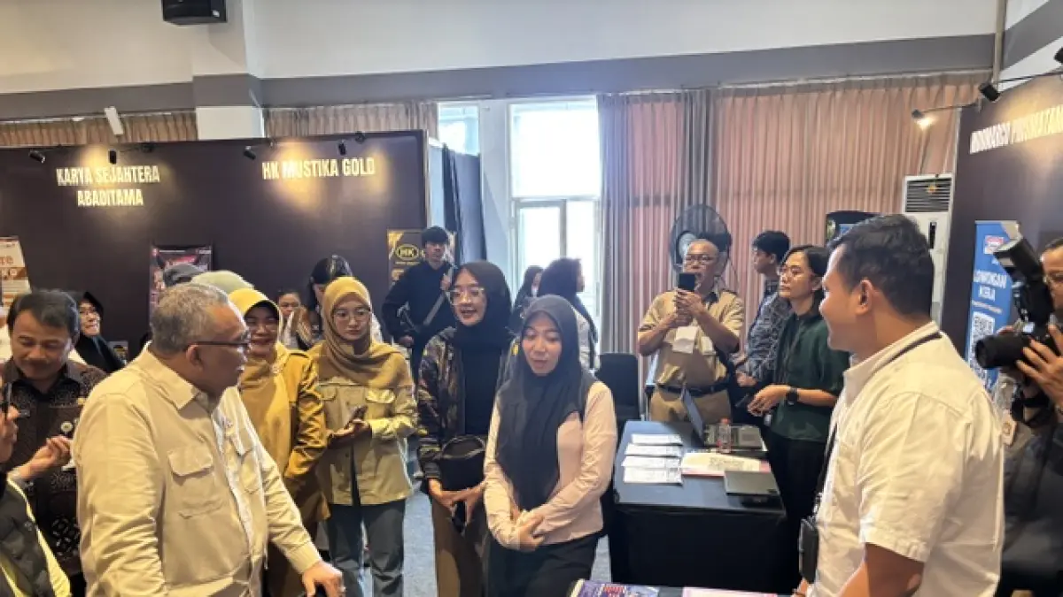 Wamenaker saat meninjau stan perusahaan yang membuka lowongan kerja pada gelaran Job Fair 2026 di Gedung Wanita, Selasa (28/7).