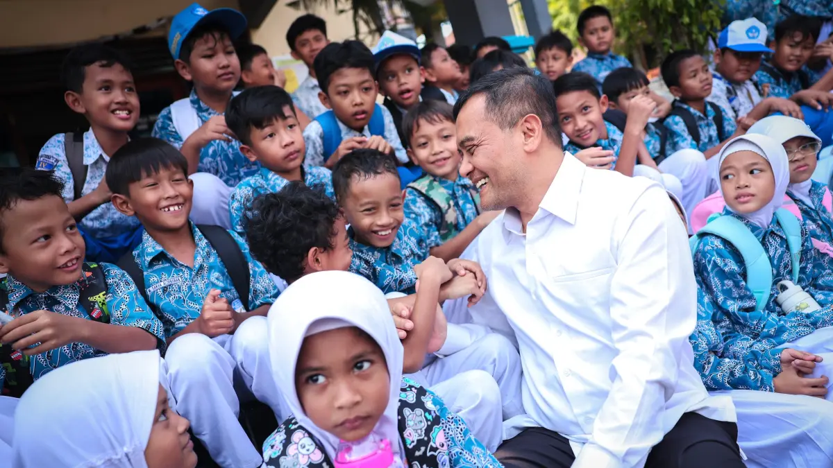 Ahmad Luthfi bersama para siswa