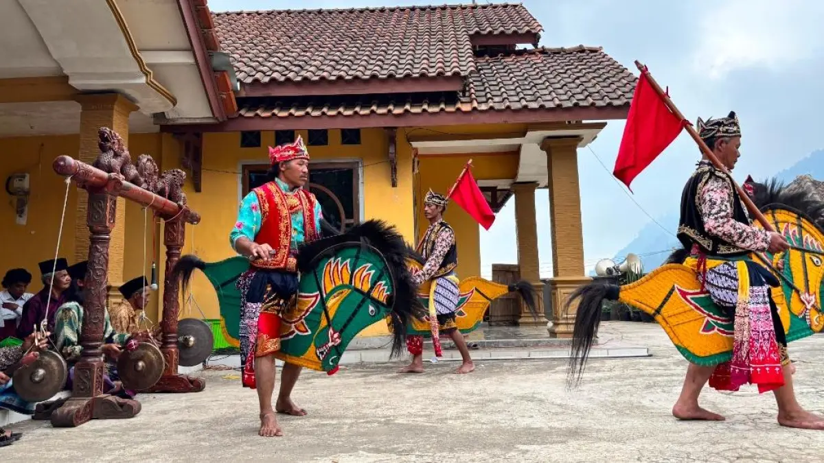 ATRAKTIF: Empat warga yang notabene lansia tampak semangat memperagakan tarian Jaran Kepang Papat pada tradisi Saparan di Dusun Mantran Wetan, Girirejo, Ngablak, Rabu (29/7/2026). (Foto: NAILA NIHAYAH/RADAR JOGJA)