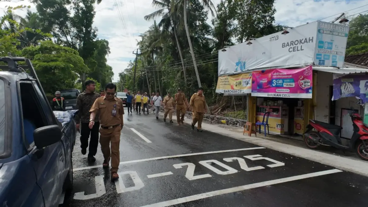 CEK LANGSUNG: Bupati Kulon Progo meninjau hasil rekonstruksi Jalan Cerme Gotakan yang mendapat kucuran program Inpres Jalan Daerah. Dokumentasi Pemkab Kulon Progo