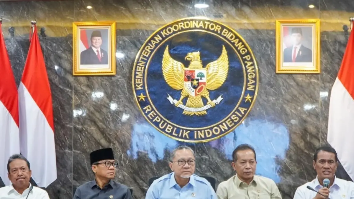 DEMI KESEJAHTERAAN PETANI: Mentan Amran Sulaiman (kanan) mengikuti rapat koordinasi terbatas (rakortas) KDMP yang dipimpin Menteri Koordinator Bidang Pangan Zulkifli Hasan di Jakarta, Selasa (28/7/2026). (ISTIMEWA)
