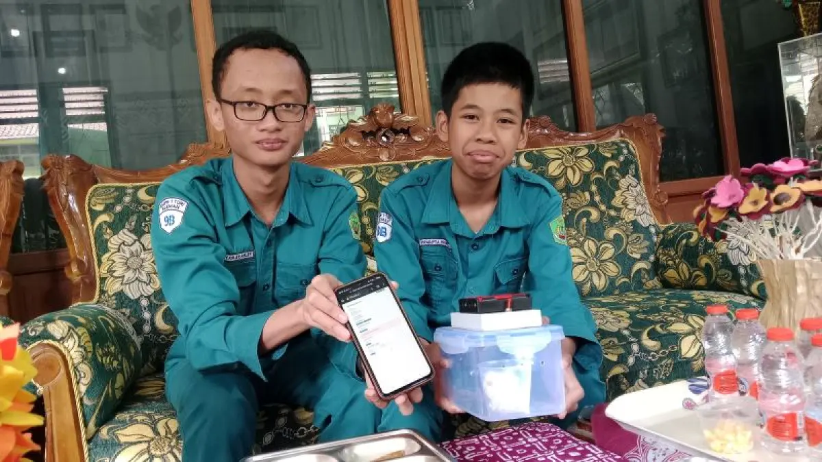INOVATIF: Siswa SMPN 1 Turi Abyan Syahlefi (berkacamata) dan Pradipta Widhi Nugroho menunjukkan kreasi alat Detektor MBG untuk menguji makanan basi. (Delima Purnamasari/Radar Jogja)