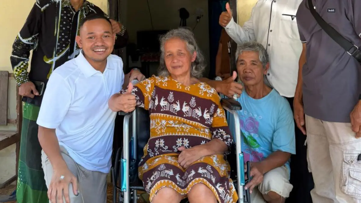 LANGSUNG BERTUGAS: Raudi Akmal usai keluar dari Rutan Kelas IIA Yogyakarta langsung menyerahkan bantuan kursi roda kepada warga Triharjo Rabu (29/7).&nbsp;(Dokumentasi Soepriyadi)