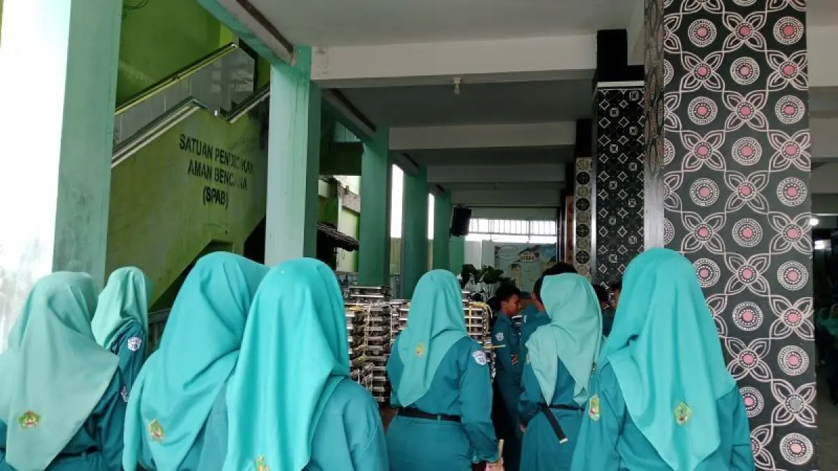 MASIH BERLANGSUNG: Siswa di Kabupaten Sleman saat mengambil jatah makanan dari program MBG beberapa waktu lalu. (Delima&nbsp;Purnamasari/Radar Jogja)