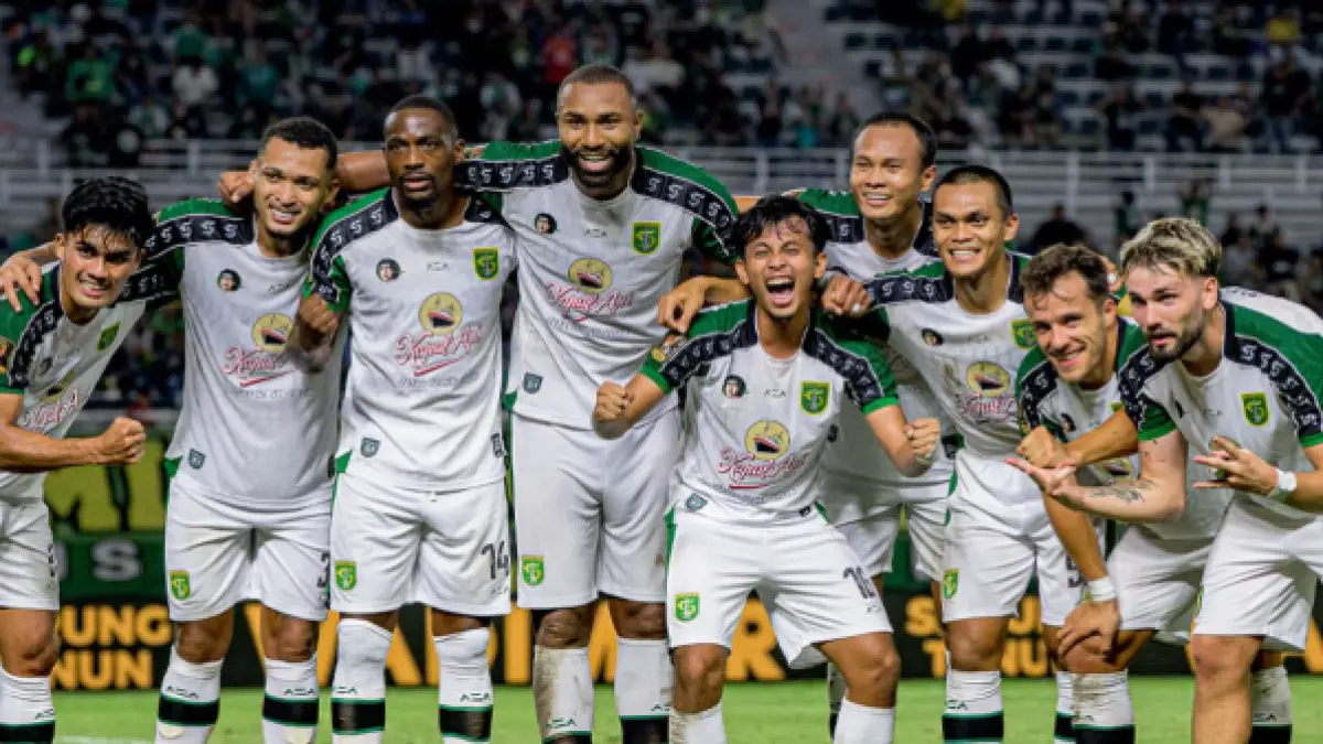 Para pemain Persebaya Surabaya rayakan kelolosan ke babak semifinal Piala Presiden 2026 setelah kalahkan PSMS Medan.