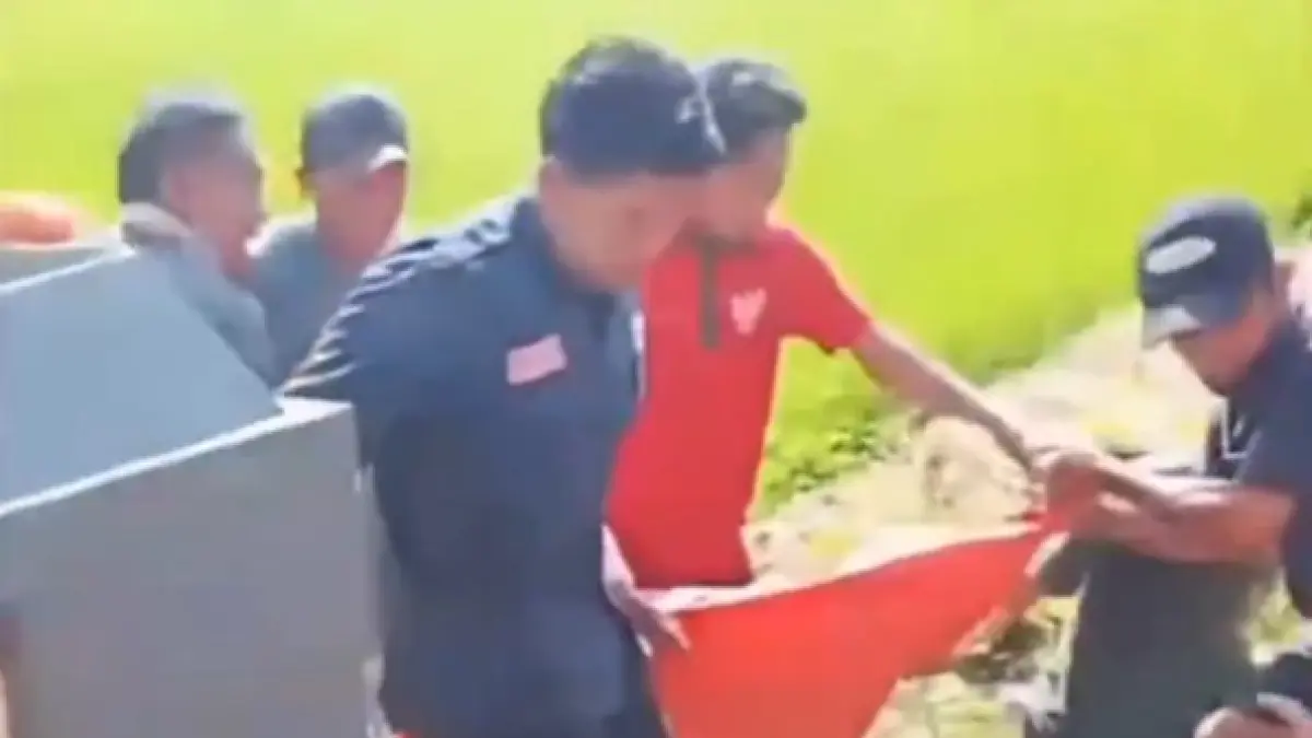 Petugas melakukan evakuasi jenazah perangkat Desa Kalipancur, Kecamatan Bojong, Kabupaten Pekalongan. 