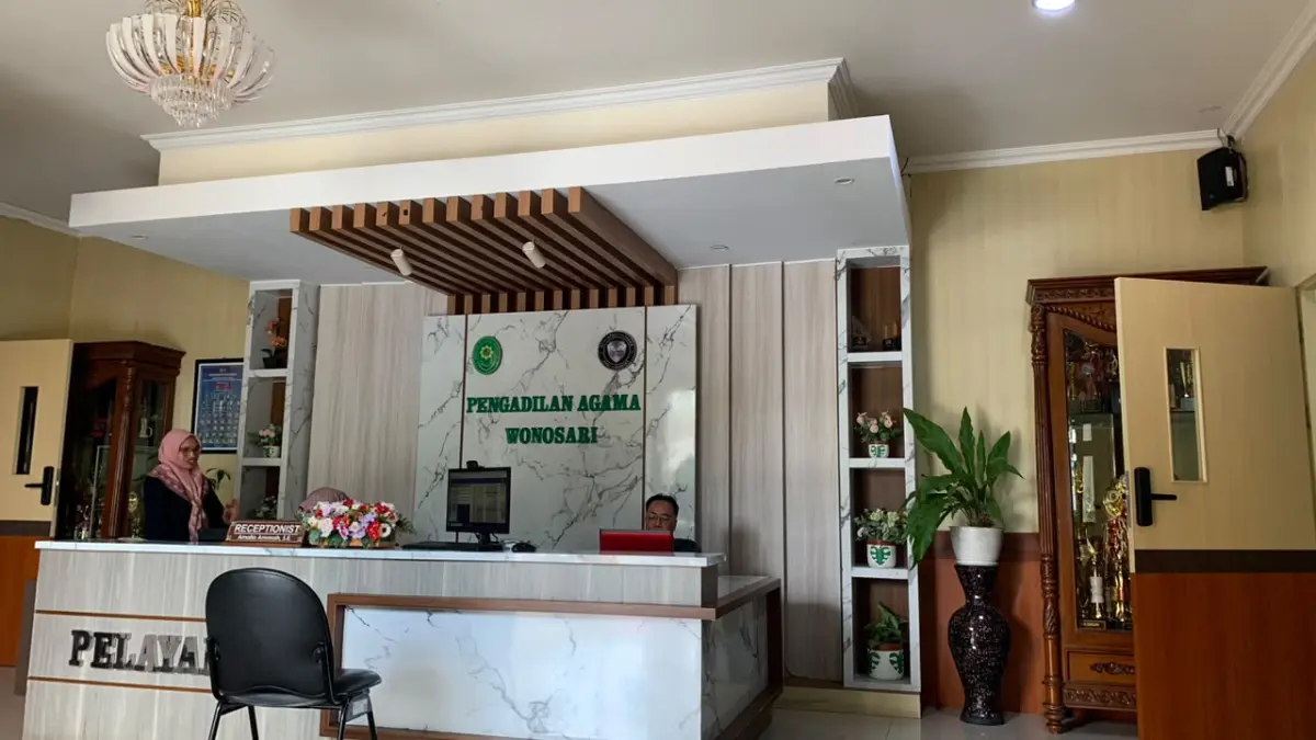 ‎Pintu layanan Pengadilan Agama Wonosari melayani masyarakat yang mengurus berbagai keperluan administrasi perkara. (Dzika Fajar/Radar Jogja)