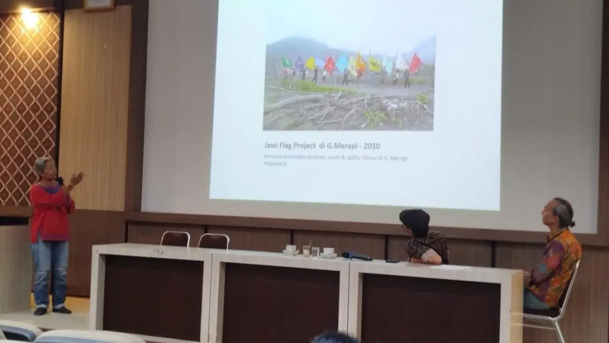 Seniman kontemporer, aktivis, dan pionir seni performa Arahmaiani Feisal (kiri) saat memaparkan materi di Mini Symposium "Art, Ecology & Climate Futures" di Kampus UKDW Yogyakarta, Rabu 29 Juli 2026. (Foto: iwa ikhwanudin/Radar Jogja) 
