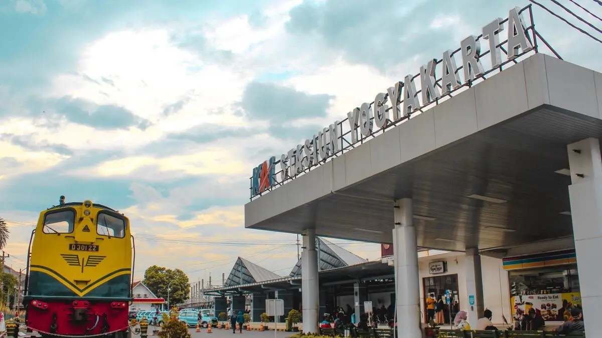 Suasana area halaman dan fasad depan Stasiun Yogyakarta (Stasiun Tugu) yang dilengkapi pajangan monumen lokomotif diesel antik D301 22. (Pinterest/Indah saputri)