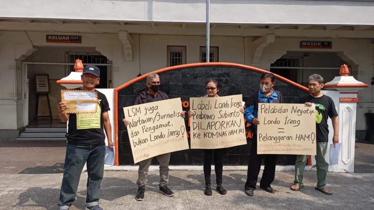Sejumlah aktivis dari Koalisi Pegiat HAM dan Anti Korupsi (KPA-AK) saat menggelar protes dan mengirimkan surat laporan ke Komnas HAM, Kamis (30/7/2026). Pelaporan terkait dengan istilah londo ireng yang disampaikan Presiden Prabowo Subianto. (Foto: iwan nurwanto/ Radar Jogja)&nbsp;
