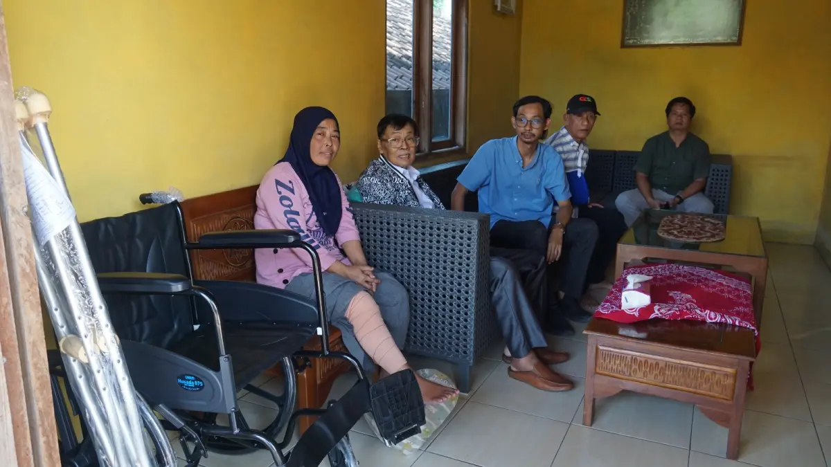 Anggota DPR RI Gandung Pardiman (dua dari kiri) dan Anggota DPRD DIJ Syarif Guska Laksana saat menyerahkan bantuan kursi roda ke Ngatirah yang menjadi korban kecelakaan.