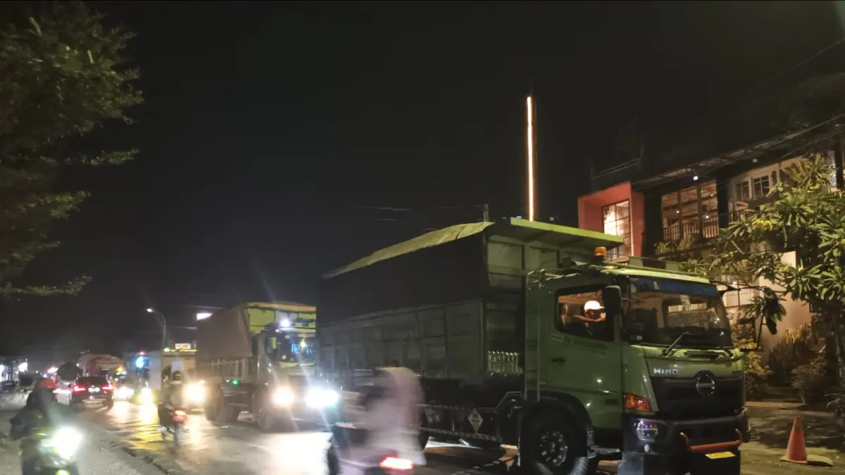 Antrean kendaraan terjadi di Jalan Yos Sudarso Gombong. Kemacetan parah tak dapat dihindarkan akibat proyek pembangunan jalan. (M Hafied/Radar Jogja)