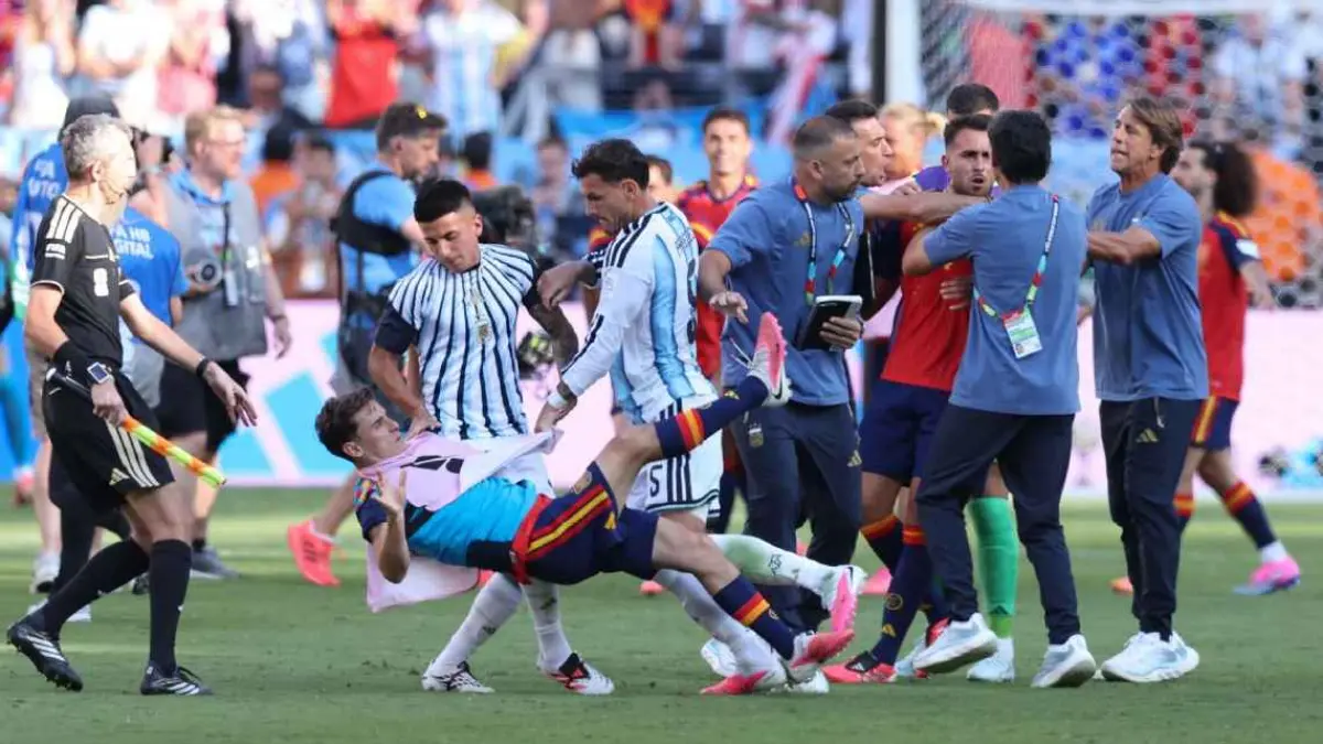 Kisruh di final Piala Dunia 2026 saat Spanyol kalahkan Argentina.