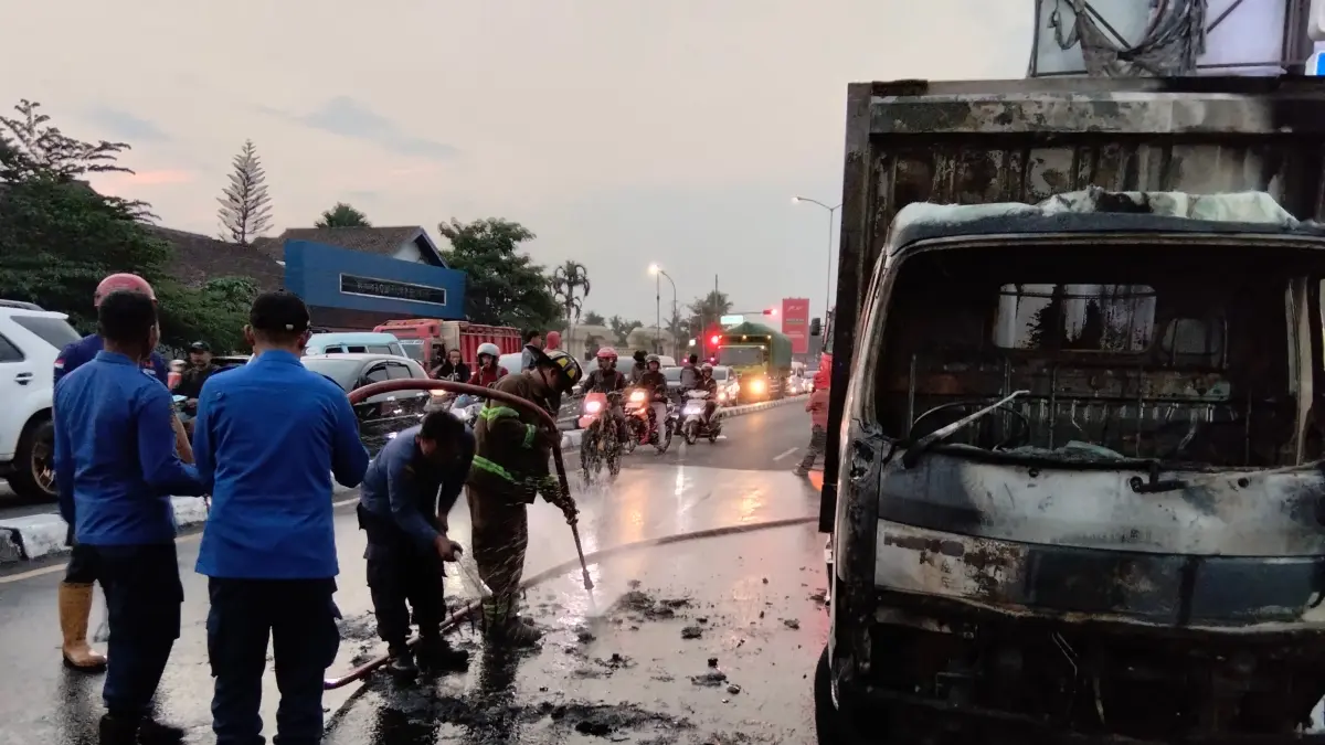 Petugas gabungan berupaya memadamkan api yang melalap mobil box di pertigaan Palbapang, Rabu petang (29/7).
