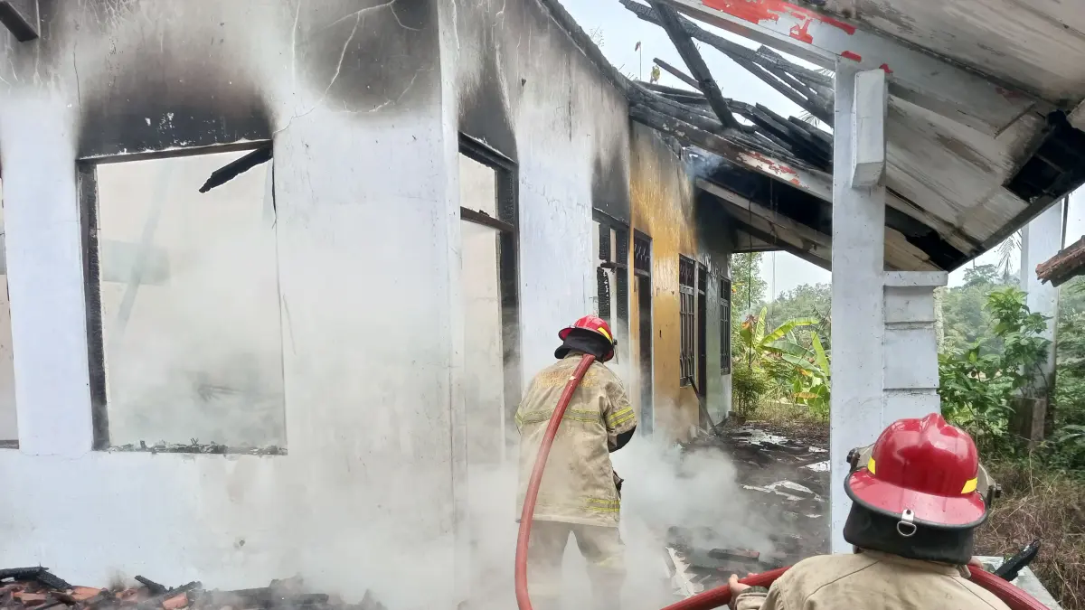 Petugas pemadam kebakaran berjibaku memadamkan kobaran api yang menghanguskan ruangan bekas Kantor Kecamatan Karangsambung. (Dokumentasi Kantor Kecamatan Karangsambung)