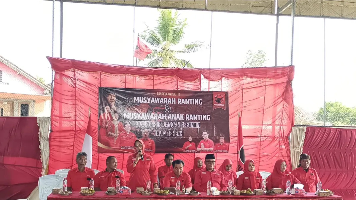 Rila Martini memberikan sambutan saat agenda Musyawarah Ranting dan Anak Ranting PDI Perjuangan Kecamatan Karangsambung. (M Hafied/Radar Jogja)