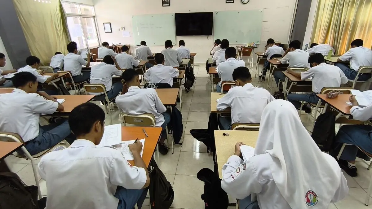 Siswa SMK-SMTI Yogyakarta tengah mengerjakan Test of English for International Communication (TOEIC)