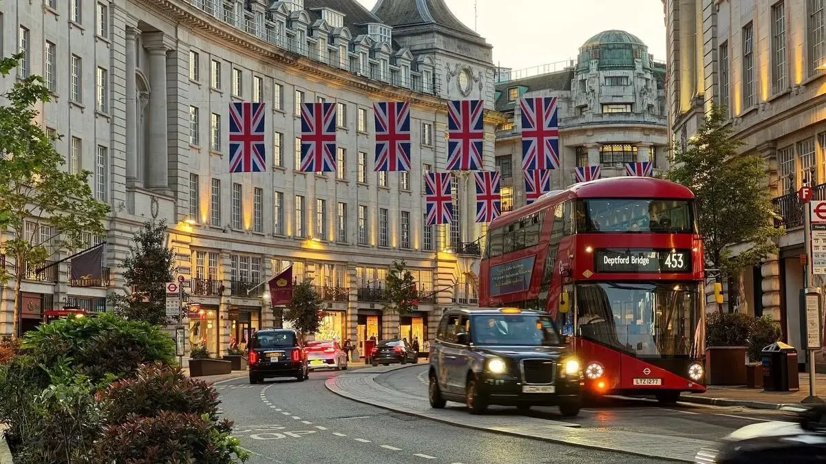 Situasi lalu lintas di koridor Regent Street, London, yang menampilkan pergerakan moda transportasi umum seperti bus tingkat dan taksi di tengah deretan bangunan arsitektur. (Pinterest/frida)