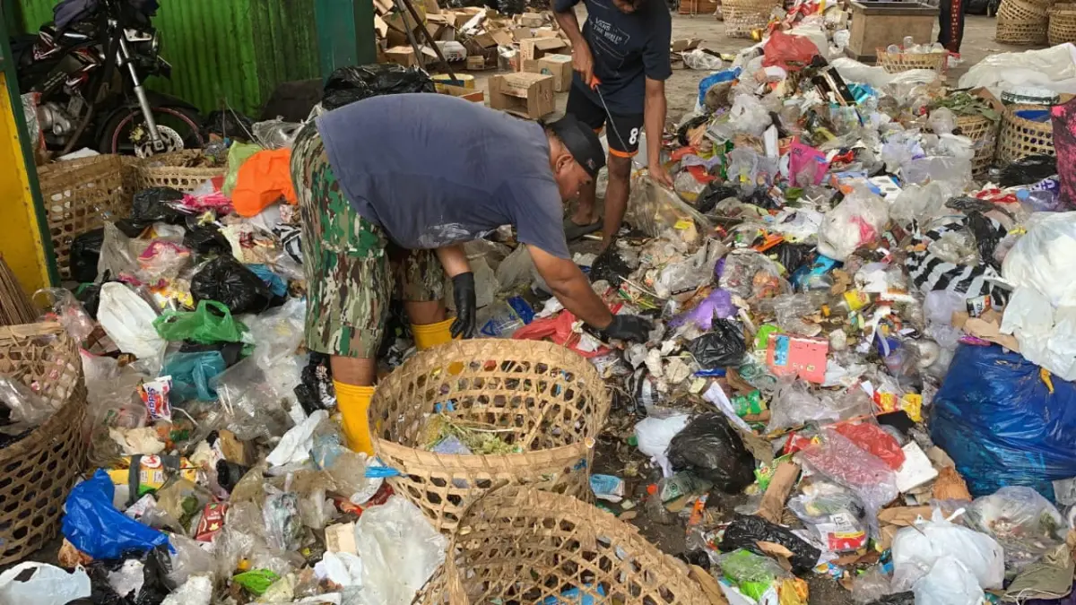 TUMPUKAN: Petugas KSM melakukan pemilahan sampah sebelum dikirim ke TPA Banyuroto. (ANOM BAGASKORO/RADAR JOGJA)