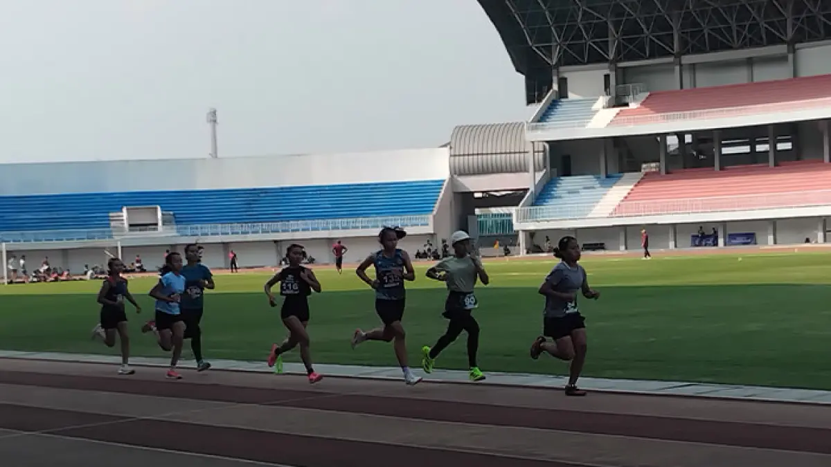 58 NOMOR: Para atlet atletik DIY saat tampil dalam Kejuaraan Atletik Open Se-DIJ Tahun 2026 di Stadion Mandala Krida Jogja. (Rizky Wahyu/Radar Jogja)