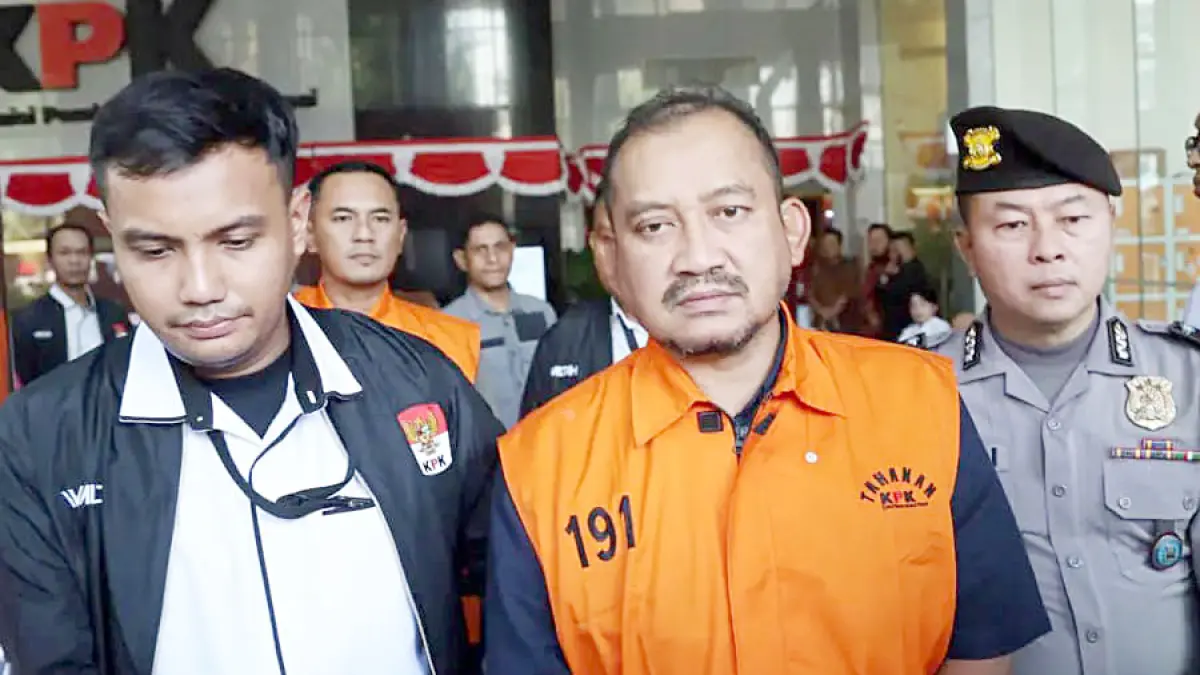 PESAKITAN: Bupati Pemalang Anom Widiyantoro mengenakan rompi tahanan KPK setelah sebelumnya terjaring razia operasi tangkap tangan (OTT). Dalam perkara ini KPK juga menetapkan dua tersangka lain yang merupakan ayah dan anak asal Purworejo. (jawapos.com)