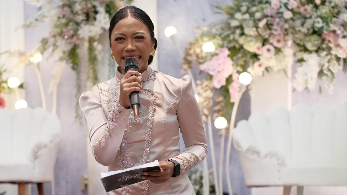 BERKARYA: Vinna mulai meniti kariernya menjadi pembawa acara sejak remaja dan hingga kini kerap memandu berbagai kegiatan. (Dokumentasi Pribadi)
