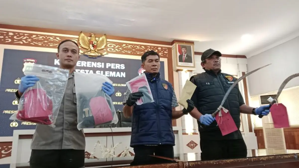 GELAR PERKARA: Jajaran Polresta Sleman saat menunjuukan senjata tajam yang digunakan untuk membuat konten oleh pelajar Jumat (31/7).