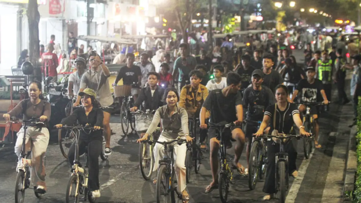 LEBIH KONDUSIF: Peserta Jogja Last Friday Ride (JLFR) bersepeda melintasi kawasan Malioboro, Kota Jogja, Jumat malam (31/7/2026). Guntur Aga Tirtana/Radar Jogja