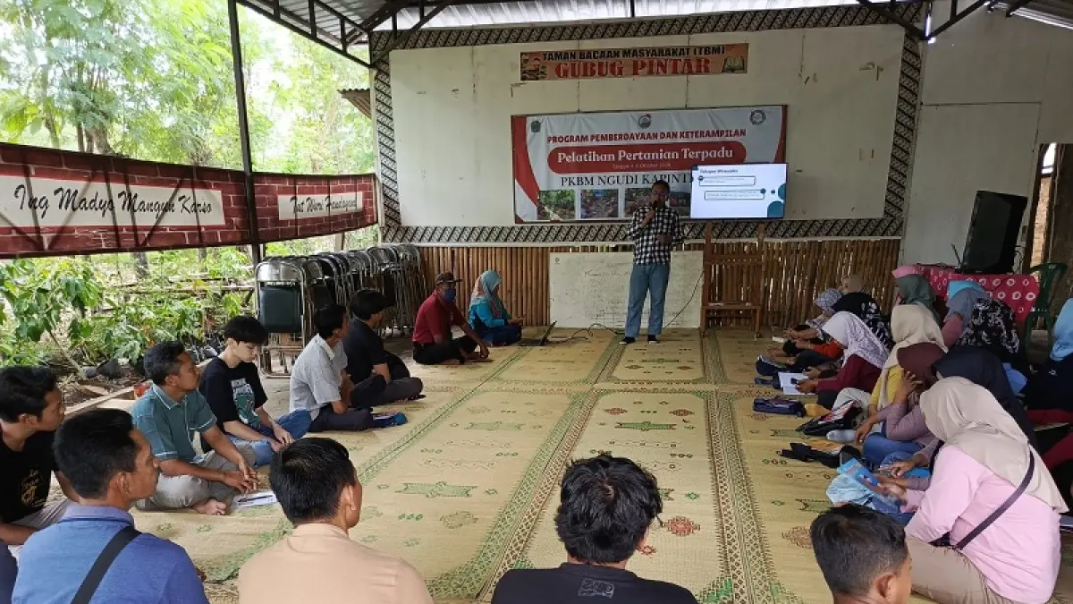 MENUNTUT ILMU: Para peserta didik saat mengikuti kegiatan belajar mengajar di PKBM Ngudi Kapinteran di Padukuhan Nitikan Timur, Semanu. Dzika Fajar/Radar Jogja