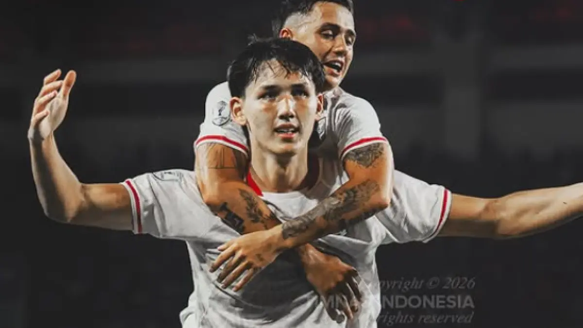 Mitchell Baker gendong Eliano Reijnders setelah mencetak gol dalam kemenangan atas Kamboja. (instagram timnas Indonesia)