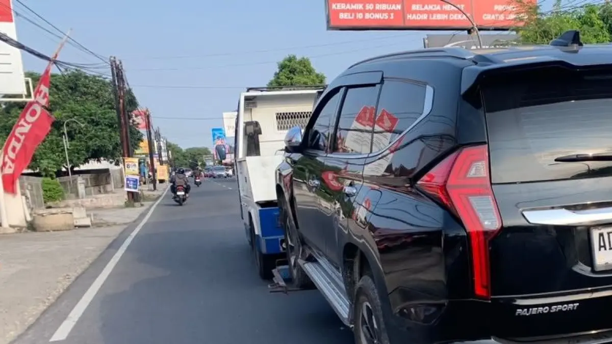 Mobil Mitsubishi Pajero yang terlibat kecelakaan maut di Jalan Wonosari–Yogyakarta, Padukuhan Siyono Wetan, Kalurahan Logandeng, Kapanewon Playen, dievakuasi menggunakan kendaraan derek milik Dinas Perhubungan Gunungkidul, Kamis (30/7/2026).
‎