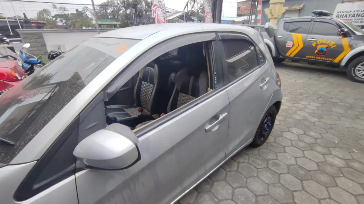 Pelaku mengambil uang dari dalam mobil dengan cara memecahkan kaca.
