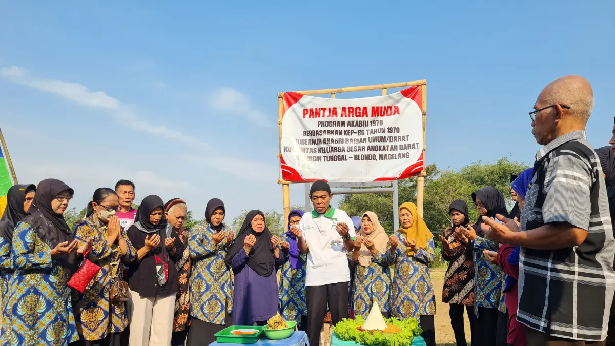 Perwakilan warga Waringin Tunggal menggelar doa bersama dan aksi somasi kepada PT KAI atas sengketa lahan, Jumat (31/7).