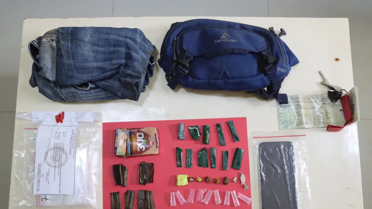Polisi menangkap pengedar narkotika jenis sabu dengan cara dibungkus dengan pelepah pisang.