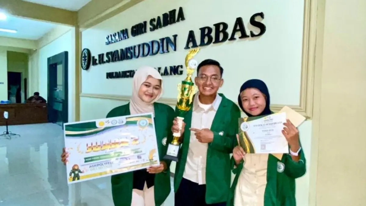 PRODUK LOKAL KEKINIAN: Tiga mahasiswa Polbangtan Yoma: Siti Mufidah, Bagus Tyo Prasetia, dan Desti Amelia Nur Rochmah meraih juara 2 ajang Agri Food Innovation Competition 2026 yang diselenggarakan Polbangtan Malang. (ISTIMEWA)