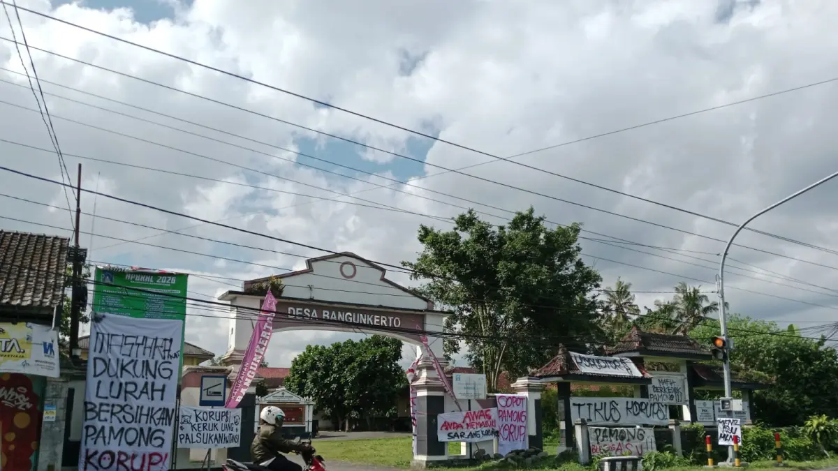 Spanduk protes penyelewengan dana di Kalurahan Bangunkerto - Delima Purnamasari/Radar Jogja