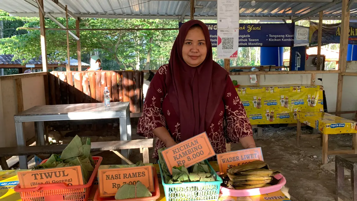 Sri Wahyuni, penggagas sekaligus pelaku&nbsp;usaha&nbsp;di kawasan kuliner Blok Pemanfaatan Tahura Bunder, menunjukkan salah satu menu tradisional khas Gunungkidul.