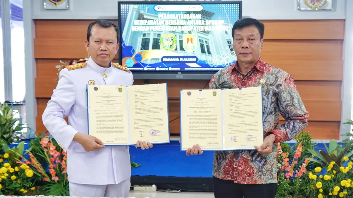 Wakil Bupati Magelang bersama Kepala BPSDM Kementerian Perhubungan saat menandatangani Mou Pengembangan Sumber Daya Manusia Bidang transportasi darat, Jumat (31/7).