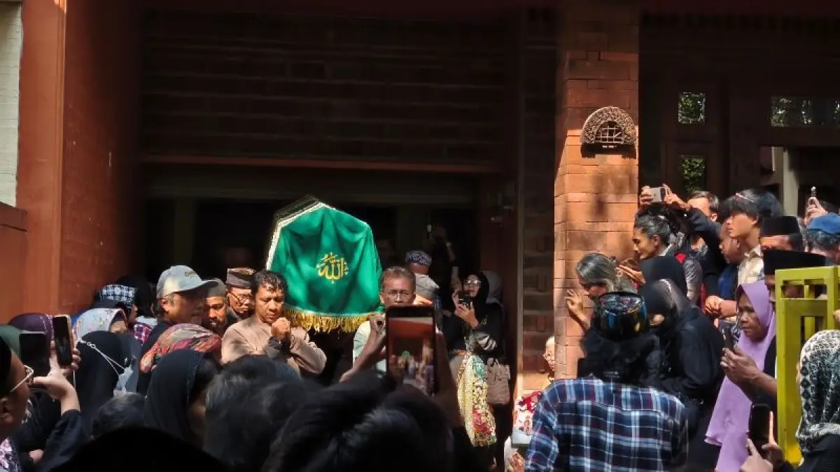 SEGERA DIKEBUMIKAN: Ratusan pelayat mengiringi keberangkatan almarhum seniman Nasirun dari rumah duka yang berada di Perum Bayeman Permai, Ngestiharjo, Kasihan, Bantul Sabtu (1/8). Jenazah Nasirun dimakamkan di Taman Makam Seniman dan Budayawan Giri Sapto di Imogiri, Bantul. (FAHMI FAHRIZA/RADAR JOGJA)