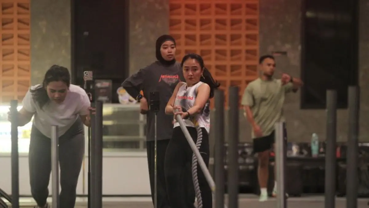 GIGIH: Sesi latihan berfokus pada program hyrox dan hybrid training yang menggabungkan latihan ketahanan (endurance), kekuatan, serta simulasi perlombaan fisik intensif di Rox Gym, Sinduadi, Mlati, Sleman. (GUNTUR AGA TIRTANA/RADAR JOGJA)