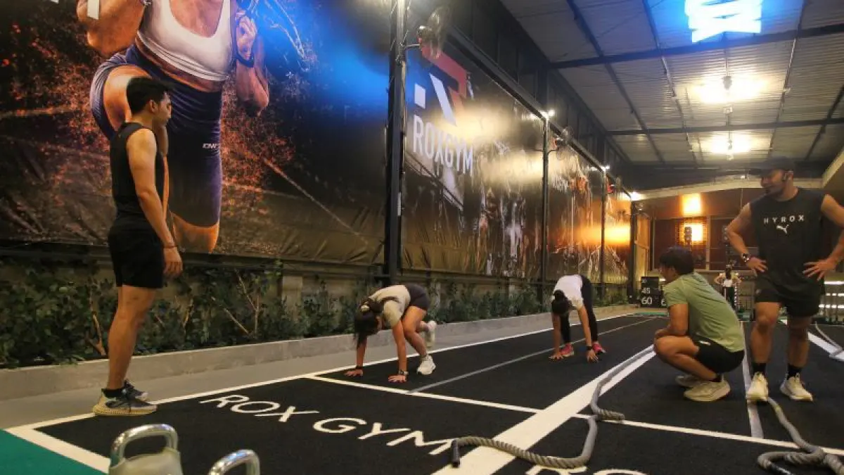 GIGIH: Sesi latihan berfokus pada program hyrox dan hybrid training yang menggabungkan latihan ketahanan (endurance), kekuatan, serta simulasi perlombaan fisik intensif di Rox Gym, Sinduadi, Mlati, Sleman. (Guntur Aga Tirtana/Radar Jogja)