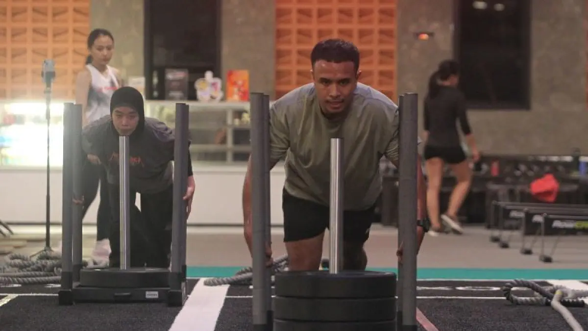 GIGIH: Sesi latihan berfokus pada program hyrox dan hybrid training yang menggabungkan latihan ketahanan (endurance), kekuatan, serta simulasi perlombaan fisik intensif di Rox Gym, Sinduadi, Mlati, Sleman. (GUNTUR AGA TIRTANA/RADAR JOGJA)