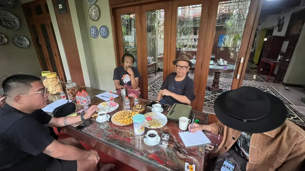 Kurator Seni Suwarno Wisetrotomo membagikan momen terakhir saat ia berfoto dengan koleganya, termasuk almarhum Nasirun. (Dokumen Suwarno Wisetrotomo)
