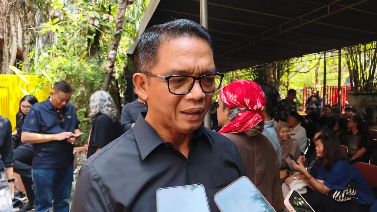 Mantan Kapolda DIY yang kini menjabat sebagai Asisten Logistik (Aslog) Kapolri, Suwondo Nainggolan saat melayat di rumah duka Seniman Nasirun. (Fahmi Fahriza/Radar Jogja)