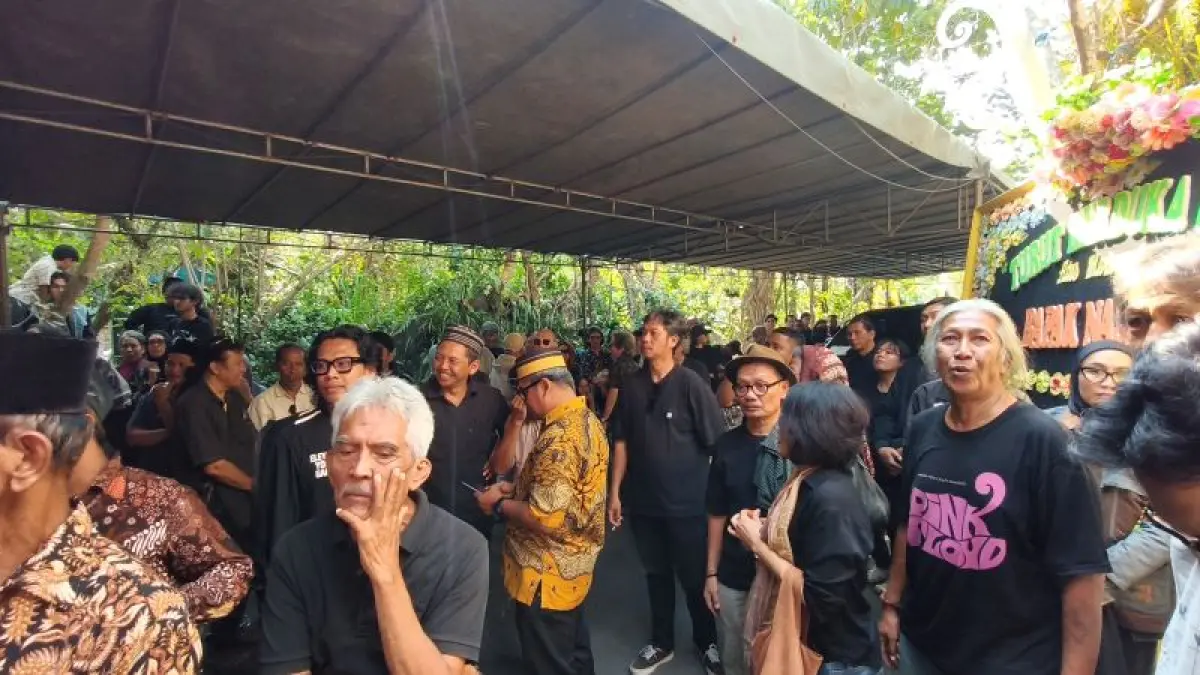 Para pelayat dari berbagai kalangan saat datang di rumah duka Nasirun wilayah Kasihan, Bantul, Sabtu (1/8). (Fahmi Fahriza/Radar Jogja)