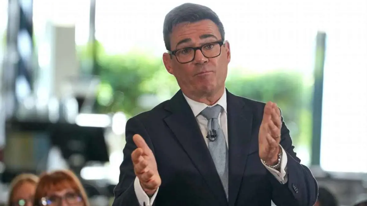 Perdana Menteri Inggris Andy Burnham telah menyerukan Presiden FIFA Gianni Infantino untuk mengundurkan diri atas rencana penjualan saham di Piala Dunia.