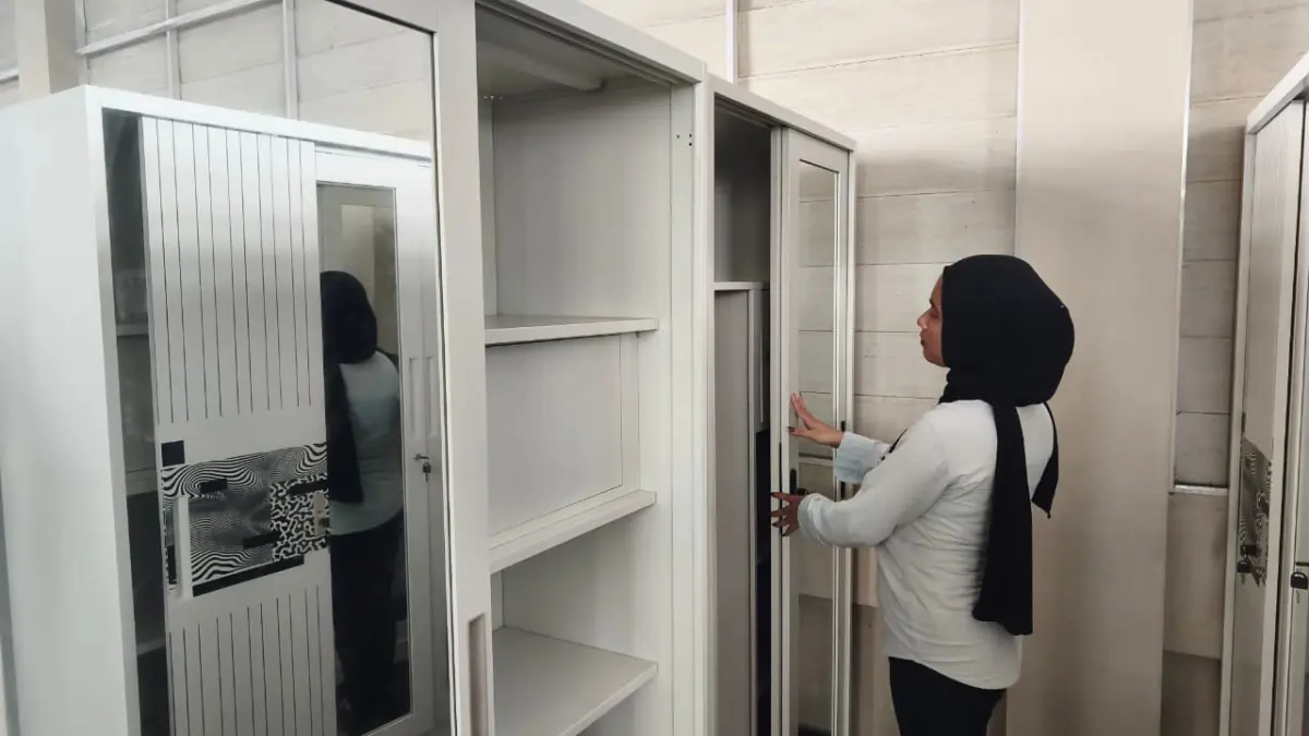 Staf Santi Mebel menunjukkan koleksi furnitur unggulan yang dipromosikan selama Agustus 2026, mulai dari kasur springbed, meja dapur stainless, hingga lemari besi. (Fahmi Fahriza/Radar Jogja)