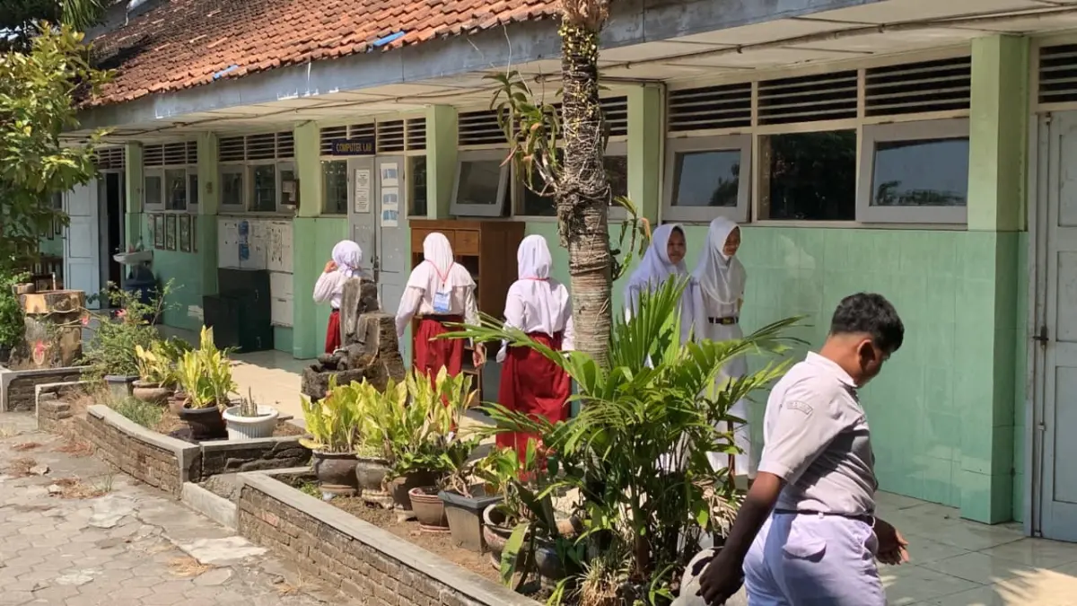 ANOM BAGASKORO/RADAR JOGJA
KEGIATAN: Siswa SMPN 2 Galur berjalan di selasar sekolah selama MPLS awal Juli 2026 lalu.