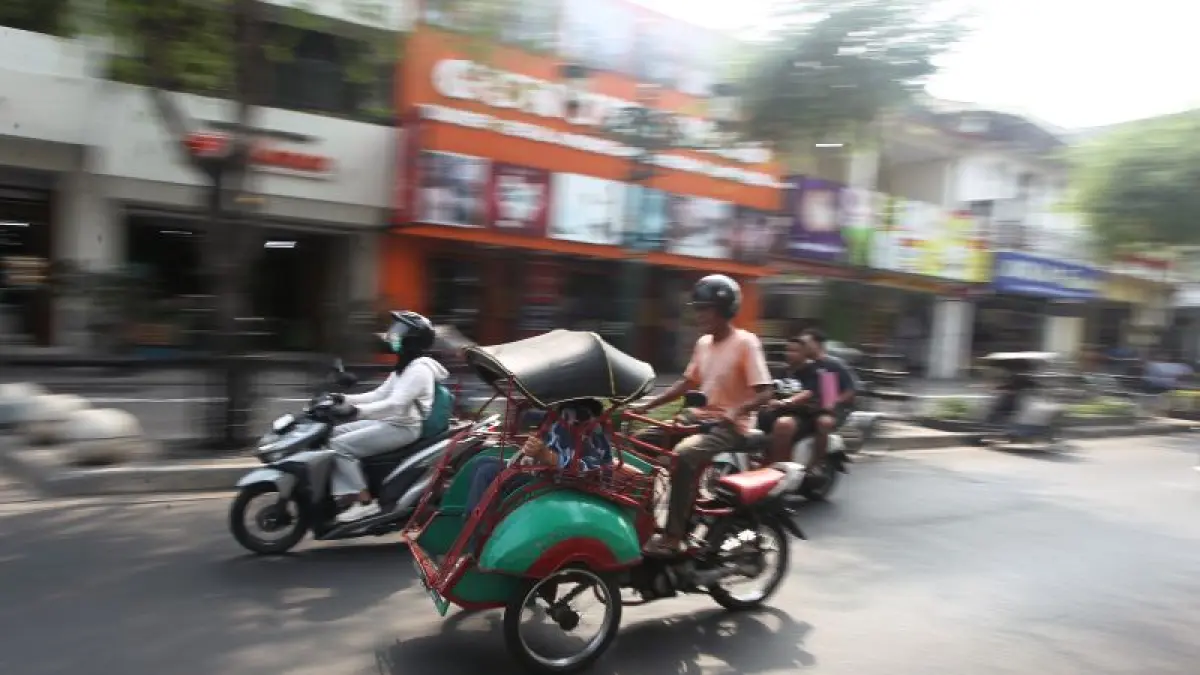 Becak motor (bentor) yang melintas di kawasan Jalan Malioboro. (Guntur Aga Tirtana/Radar Jogja)