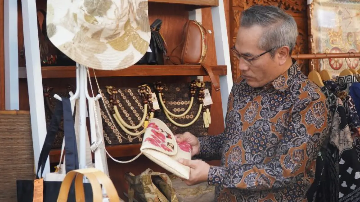 Bupati Bantul Abdul Halim Muslih sedang melihat produk UMKM di BCE 2026 Sabtu (1/8). (Dokumentasi Pemkab Bantul)